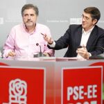 Patxi López ayer junto a Jesús Equiguren en la comparecencia tras la debacle electoral