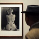 Un hombre observa la fotografía 'Le Violon d'Ingres'