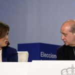 La vicepresidenta del Gobierno, Soraya Sáenz de Santamaría, y el ministro del Interior, Jorge Fernández Díaz, durante su comparecencia para ofrecer el escrutinio de las elecciones autonómicas y municipales