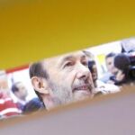 El candidato socialista durante su visita a la feria Internacional del Libro de Madrid