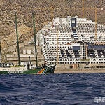 Imagen del Rainbow Warrior y al fondo el Algarrobico, situado dentro del Parque Natural Cabo de Gata-Níjar