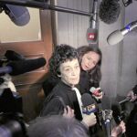 Su abogada y actual esposa, Isabelle Coutant-Peyre, responde a los periodistas tras la primera sesión en el Tribunal de lo Penal de París