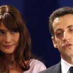 Sarkozy y Carla Bruni asisten al nacimiento de tortugas marinas en Navidad