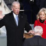 Joe Biden jura sobre su Biblia familiar su cargo como vicepresidente de EEUU