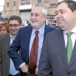 El presidente de la Junta, José Antonio Griñán, centró ayer su estrategia de campaña en la provincia jiennense. En la imagen, junto al secretario provincial Francisco Reyes