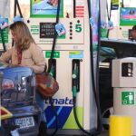 Clientes repostando en una gasolinera.