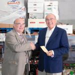 Javier Ojeda hace entrega del cheque a José María Zárate en la sede de Banco de Alimentos de Valladolid