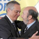 Pere Navarro, líder de los socialistas catalanes, abraza a Rubalcaba ayer en Madrid