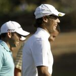 El tenista español Rafa Nadal (d) conversa con el golfista Sergio García durante su participación en el Pro-Am del Castellón Masters
