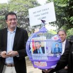 Óscar López y Juan Luis Gordo, ayer en Ayllón, protestan contra los recortes del Gobierno en Sanidad