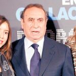 Trapote posa con Lucía (izda.) y Micaela (dcha.), las hijas de Mar Gacía Vaquero, esposa de Felipe González, en el estreno de Pedro Ruiz