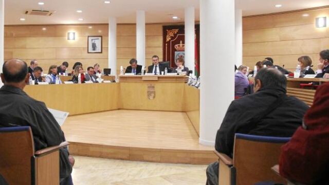 El Ayuntamiento de Coslada celebró ayer su último Pleno. Con el socialista Ángel Viveros ya en la oposición, (el cuarto por la dcha.), ahora se hace público un informe que demuestra que el ex alcalde conocía la deuda de las arcas municipales