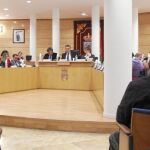 El Ayuntamiento de Coslada celebró ayer su último Pleno. Con el socialista Ángel Viveros ya en la oposición, (el cuarto por la dcha.), ahora se hace público un informe que demuestra que el ex alcalde conocía la deuda de las arcas municipales