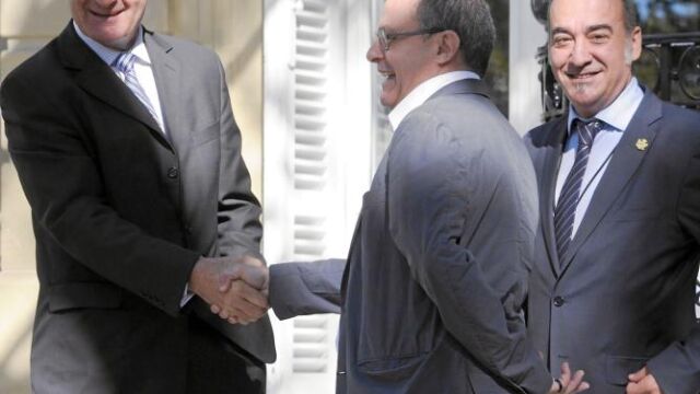 Brian Currin (izda.) saluda al alcalde de San Sebastián, Juan Carlos Izaguirre, en presencia de diputado general de Guipúzcoa, Martin Garitano
