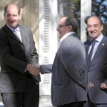 Brian Currin (izda.) saluda al alcalde de San Sebastián, Juan Carlos Izaguirre, en presencia de diputado general de Guipúzcoa, Martin Garitano