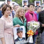 La presidenta de Navarra, Yolanda Barcina junto a María José Rama, viuda de Beiros en un homenaje en Leiza