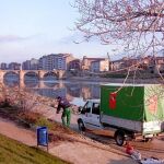 Varias personas con discapacidad realizan tareas de limpieza en las riberas del río