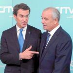 Feijóo y Vázquez se saludan antes de iniciarse el debate