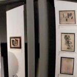 Una visitante de la muestra contempla las fotografías de las piezas que se expusieron en 1936