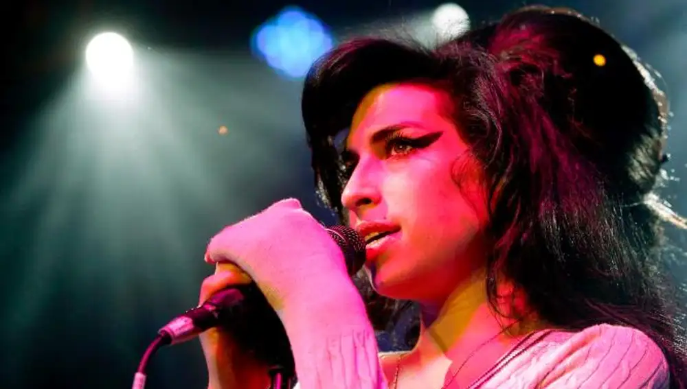 A subasta el vestido que llevó Amy Winehouse en la portada de «Back to black»