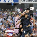 El meta Roberto se propuso tener su portería a cero y lo consiguió. En la imagen despeja el balón ante la acometida de Domínguez y Tiago