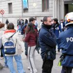 Una pareja de agentes vigila el entorno de un instituto para detectar estupefacientes