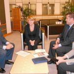 Sánchez, Estarás y Amador durante su encuentro en Bruselas