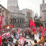 Un plano de la concentración celebrada en la Plaza de la Virgen de Valenciapara protestar contra los recortes decididos en los Presupuestos Generales del Estado