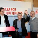 Óscar López, José Fernández y Antonio Camacho saludan a los suyos tras el mitin de ayer en Benavente