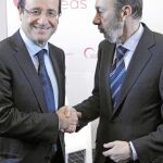 El candidato socialista a la presidencia de Francia, François Hollande, atribuyó ayer sólo a Zapatero, Rubalcaba y González el mérito de «haber puesto a ETA al borde de su extinción».