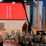 LA IMAGEN Un grupo de trabajadores prepara el escenario para uno de los muchos actos de campaña desarrollados por Rubalcaba