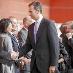 El Príncipe saluda a los hijos de Delibes y a Joaquín Díaz