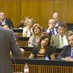 Griñán, de espaldas, en un momento de su réplica a Arenas, ayer, en la sesión de control al Gobierno