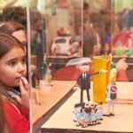 Una niña observa asombrada la representación de las Cortes del siglo XXI.