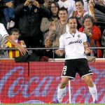 Soldado celebra el primer gol del Valencia y Feghouli y Rami corren a abrazarlo