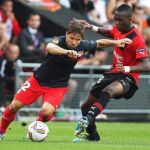 El centrocampista brasileño del Atlético de Madrid Diego Ribas (i) regatea ante Tongo Doumbia, del Stade Rennes