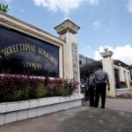 Dos policías birmanos resguardan el exterior de la prisión de Insein, en Rangún, Birmania
