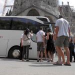 La invasión de autocares turísticos ante la Sagrada Familia necesita una respuesta municipal urgente