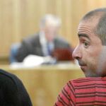 Zelarain (dcha.) junto a Andoni Otegi, en un momento del juicio por el atentado con coche bomba de Fuengirola