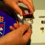 Piezas de hachís interceptadas dentro de un paquete de caramelos