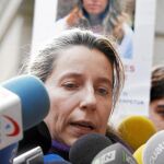 Eva Casanueva, la madre de Marta del Castillo, ayer antes de entrar en la Audiencia Provincial