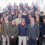 Foto de familia del candidato del PP al Congreso por Palencia, Ignacio Cosidó y el presidente de la Diputación de Palencia, José María Hernández, con miembros de las Nuevas Generaciones (NNGG) del PP de Cantabria, ayer duante su visita al Palacio Provinci