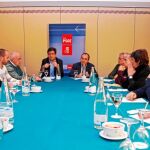 Óscar López se reúne, en Ávila, junto a otros dirigentes socialistas como Pedro Muñoz y José María Burgos, con médicos y pacientes