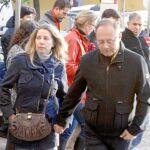 Los padres de Marta, ayer antes del juicio