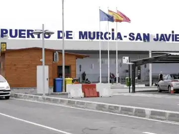 El Aeropuerto de San Javier quedará para uso único y exclusivo de la Academia General del Aire cuando cesen en él los vuelos de índole comercial El Aeropuerto de San Javier quedará para uso único y exclusivo de la Academia General del Aire cuando cesen en él los vuelos de índole comercial
