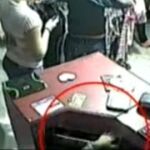 La mano de la niña abriendo la caja, en una imagen de las cámaras de seguridad