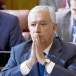 El presidente del PP-A, Javier Arenas, ayer en su escaño del Parlamento