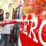Voluntarios y organizadores colocan los materiales en el autobús de «aborto cero»