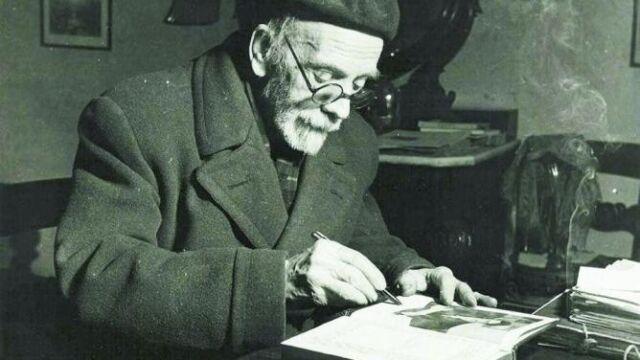 Pío Baroja, en la foto escribiendo en su casa, revela sus anécdotas con Valle-Inclán en una de las dos entrevistas que reúne este volumen