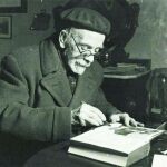 Pío Baroja, en la foto escribiendo en su casa, revela sus anécdotas con Valle-Inclán en una de las dos entrevistas que reúne este volumen
